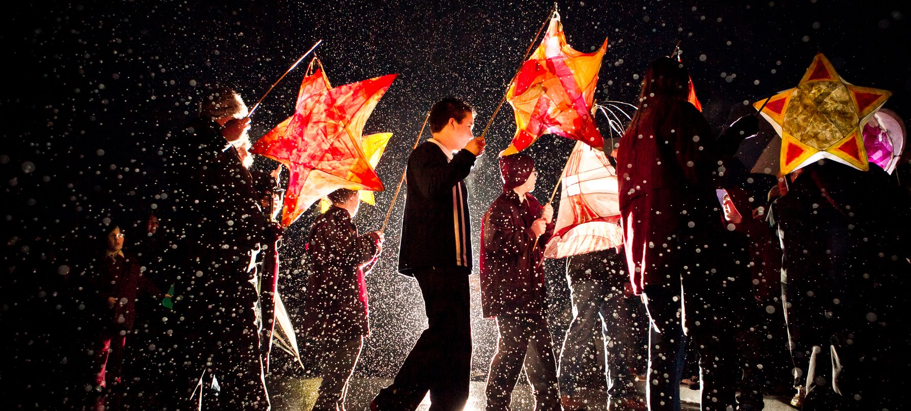 A photo of the lantern march during the North Mt Lyell Disaster Centenary 2012, credit Kim Eijdenberg.