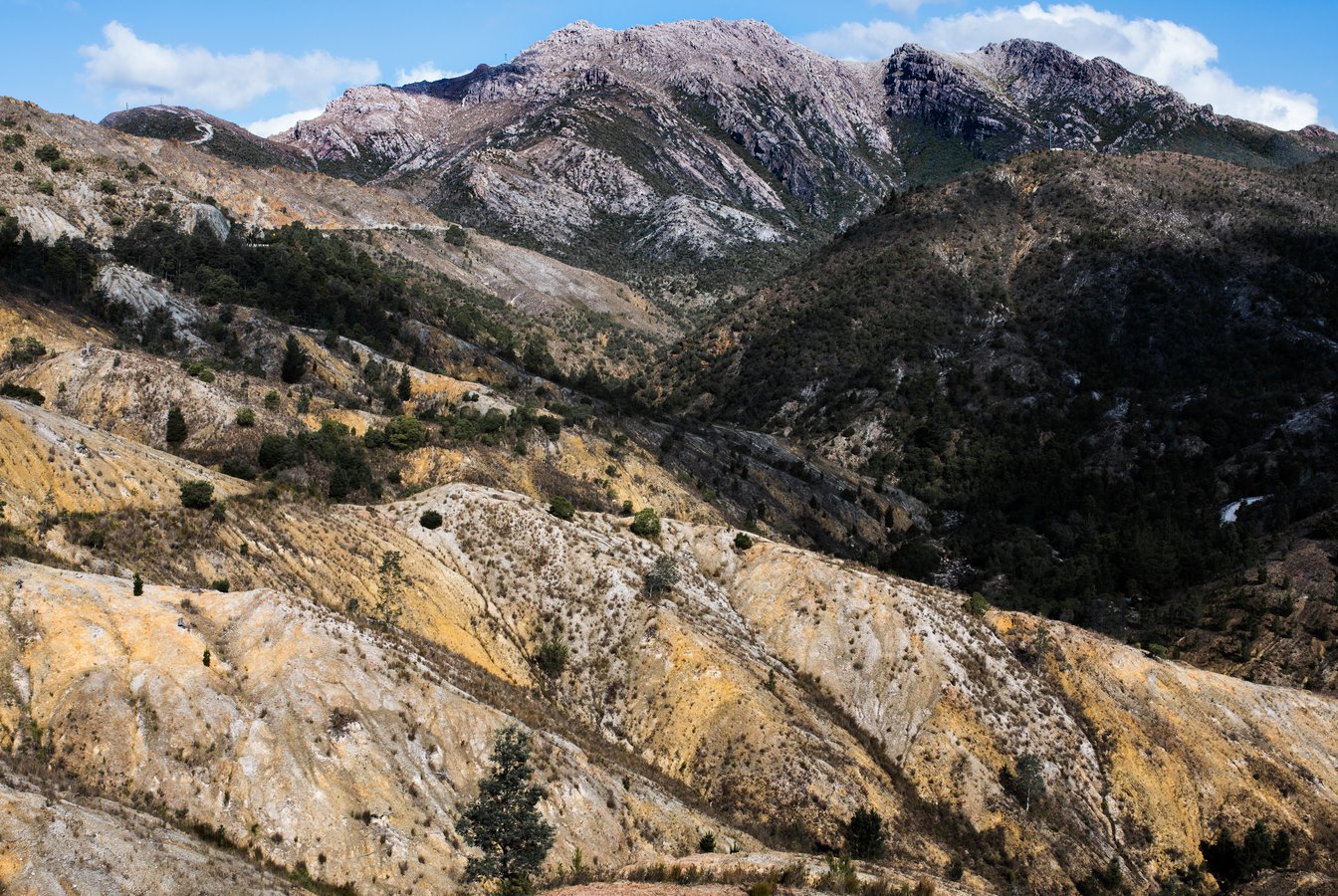 The mountains and hills on the way into Queenstown